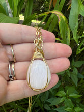 Load image into Gallery viewer, Mangano Calcite (U.V Reactive)