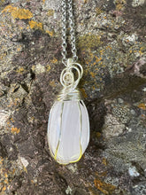 Load image into Gallery viewer, Mangano Calcite Pendant (U.V Reactive)