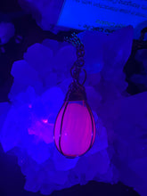 Load image into Gallery viewer, Mangano Calcite (U.V Reactive)