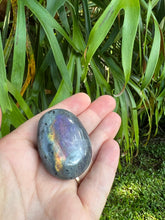 Load image into Gallery viewer, Labradorite Palm Stone