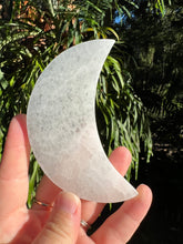 Load image into Gallery viewer, Selenite Moon Plate