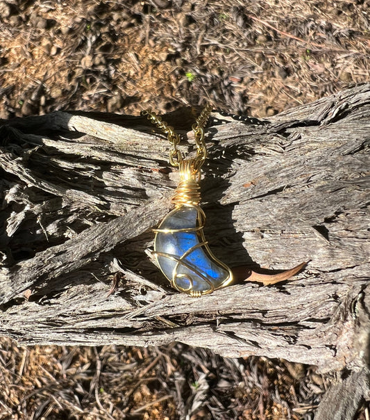 Flashy Labradorite Moon Pendant