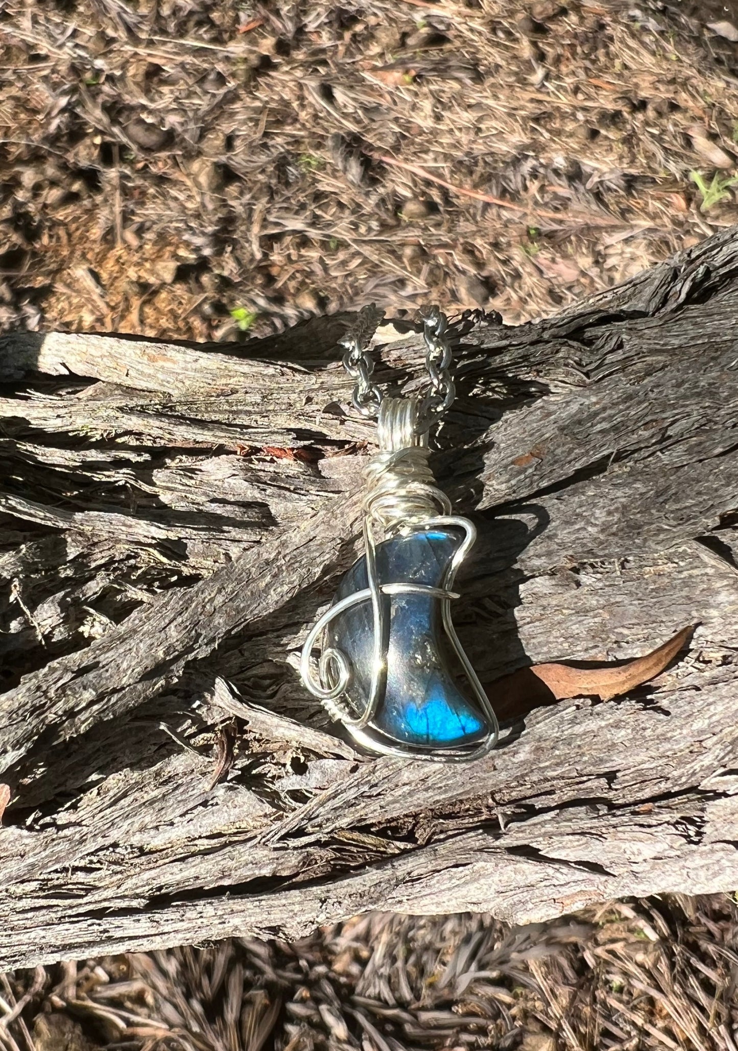 Flashy Labradorite Moon Pendant