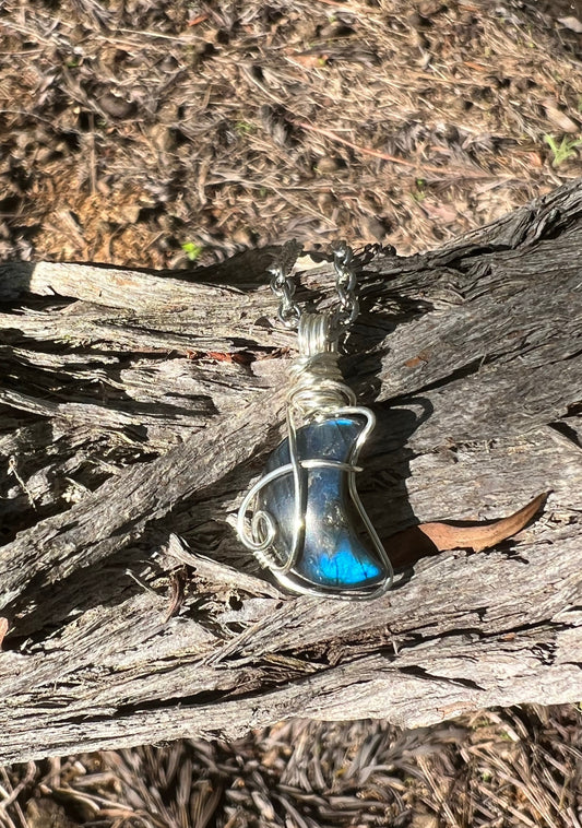 Flashy Labradorite Moon Pendant